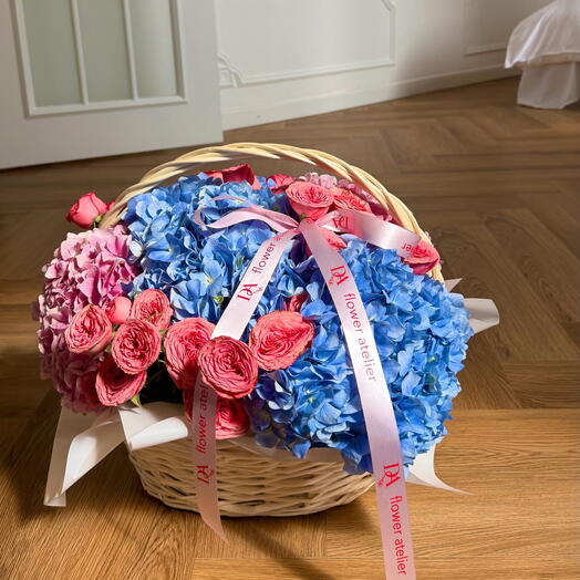 Королевские гортензии и кустовые розы в корзине