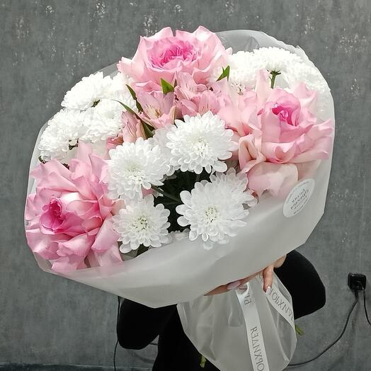 Букет из хризантем,роз и альстромерии