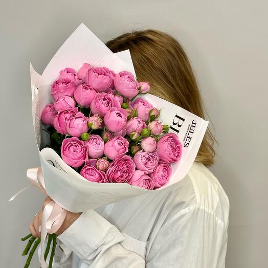 Un ramo de rosas en forma de peonía de Misty Bubbles en un elegante paquete