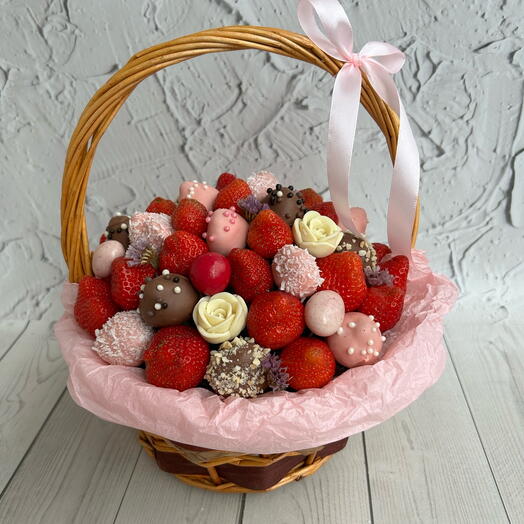 Корзинка с клубникой "Счастье"
