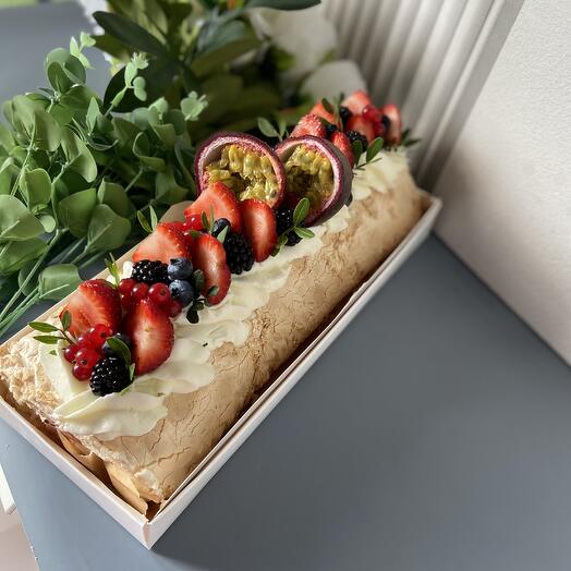 Меренговый  рулет с клубникой