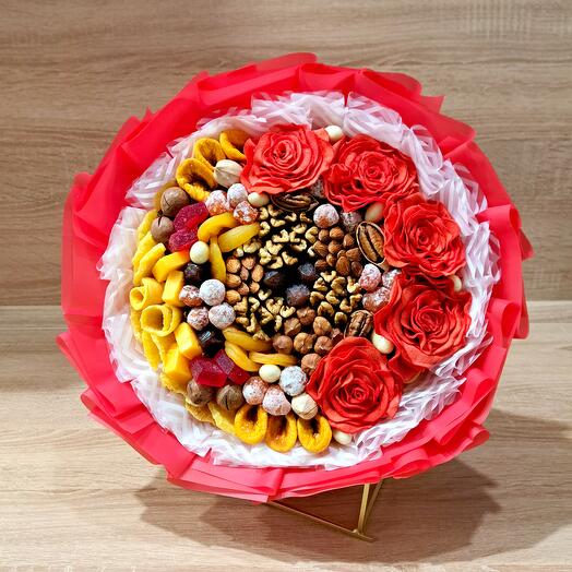 Букет из яблочных роз, орехов и сухофруктов в подарок на день учителя