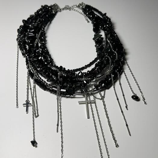 Многослойное колье в черном цвете