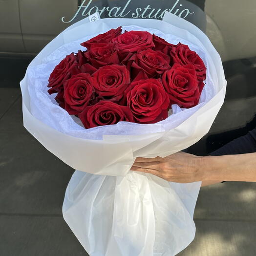 Dozen red roses