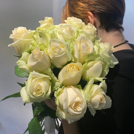 15 белых роз