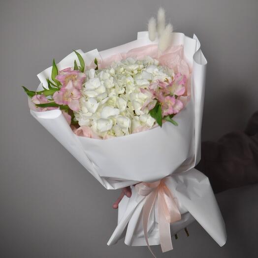 Букет с белой гортензией , альстромерией и лагурусом