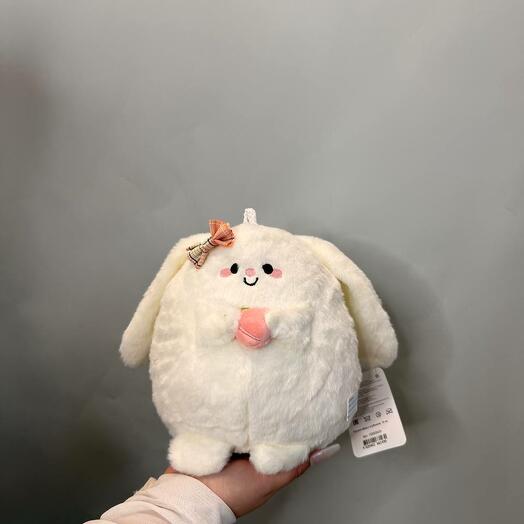 Игрушка зайка с клубникой белый