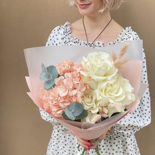 Букет из гортензии и белых французских роз "Шелковое настроение"