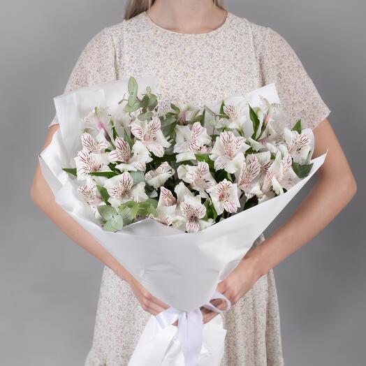Букет из белых альстромерий с эвкалиптом