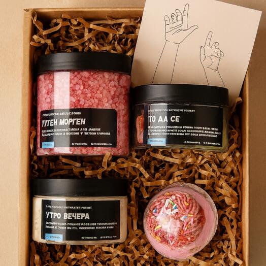 Подарочный набор для девушки с косметикой для ванны и открыткой