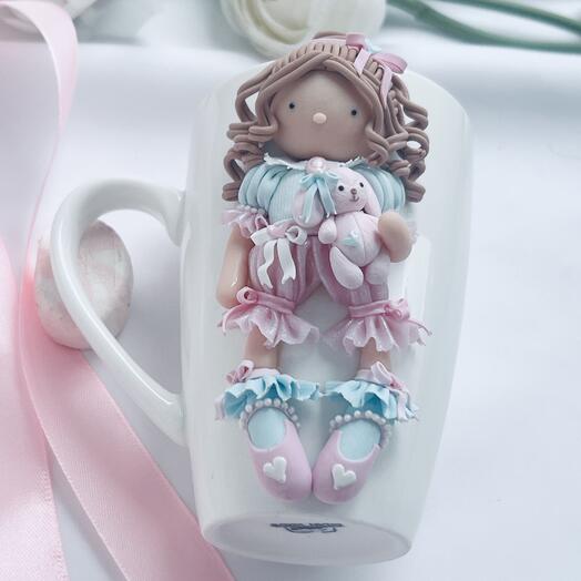 Кружка в подарок  « Куколка с зайкой»