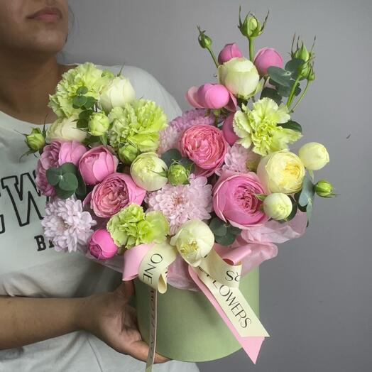 Коробка с пионовидными кустовыми розами,дианутсами и хризантемой🌸