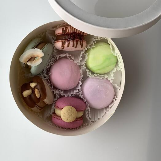 Моти и макарон в круглой мини-коробочке