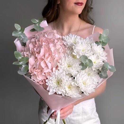 Нежный букет розовая гортензия, хризантема и эвкалипт