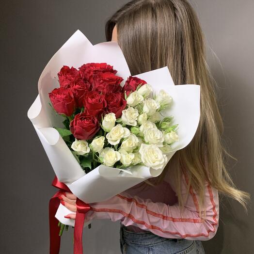 Букет S "Love is..." с белыми кустовыми и красными розами