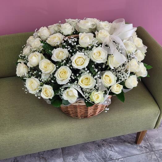 Корзина с цветами 57 роз