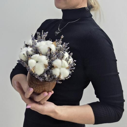 Композиция из лаванды и хлопка