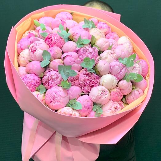 Пионы розовые 51 с эвкалиптом