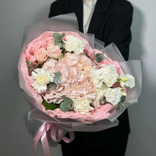 Букет нежный с гортензией, розами и эустомой