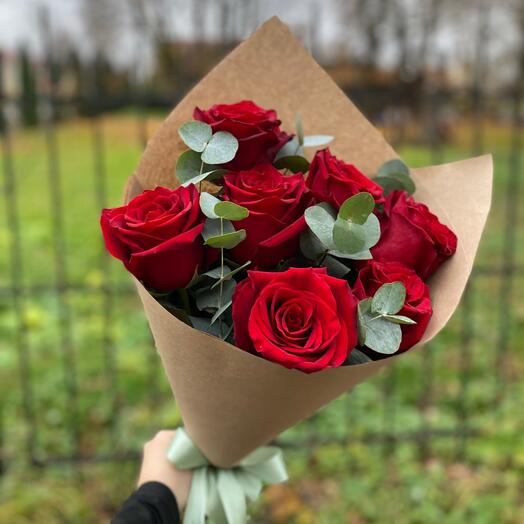 Букет из 7 бордовых роз с эвкалиптом 🌹🌿