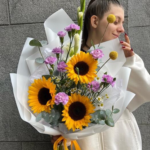 Букет «Летний полдень» в коробке: подсолнух, гвоздика кустовая, краспедия, гладиолус, эвкалипт, матрикария