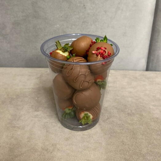 Большой стакан клубники в молочном шоколаде с сублимированной малиной