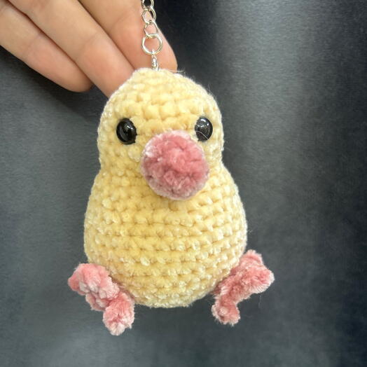 Игрушка-брелочек птичка киви из плюшевой пряжи