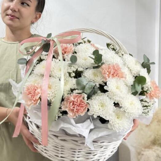 Корзина «Нежное послание» из хризантем, диантусов, эвкалипта