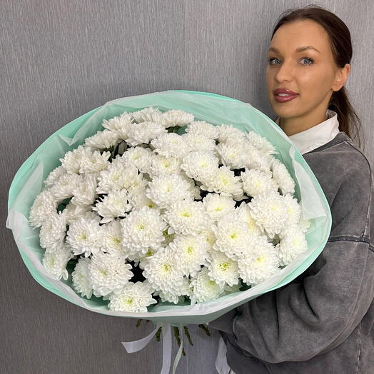 Букет из 15 белых пушистых кустовых хризантем