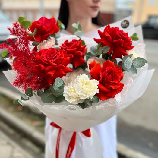 Букет с красными французскими розами