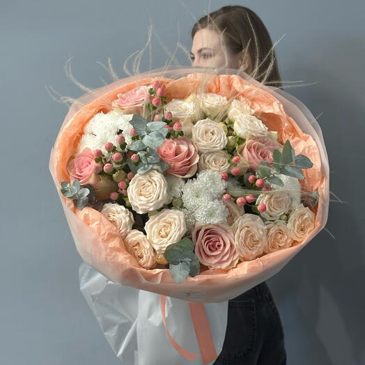 Букет из персиковых и кремовых роз «Персиковая нежность»
