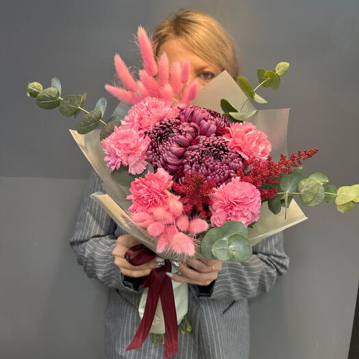 Трендовый букет с хризантемой бигуди и гвоздикой