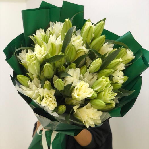 Букет свежих лилий