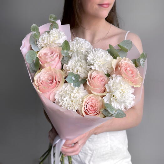 Нежный букет розовые розы, эвкалипт и белые диантусы