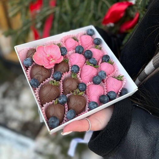 Клубника в шоколаде с голубикой