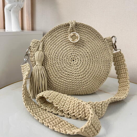 Круглая сумка ручной работы с кисточкой