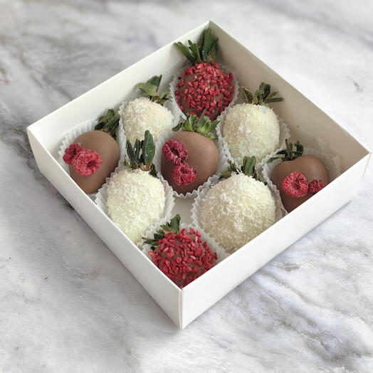 Клубника в молочном и белом шоколаде, 9 ягод, подарок девушке, подарок любимой