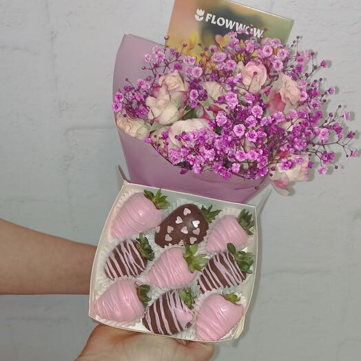 Букет розы кустовые и клубника в шоколаде, коробочка мини, номер 2