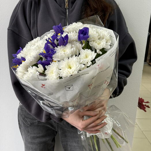 Букет для мамы с ирисами и хризантемой