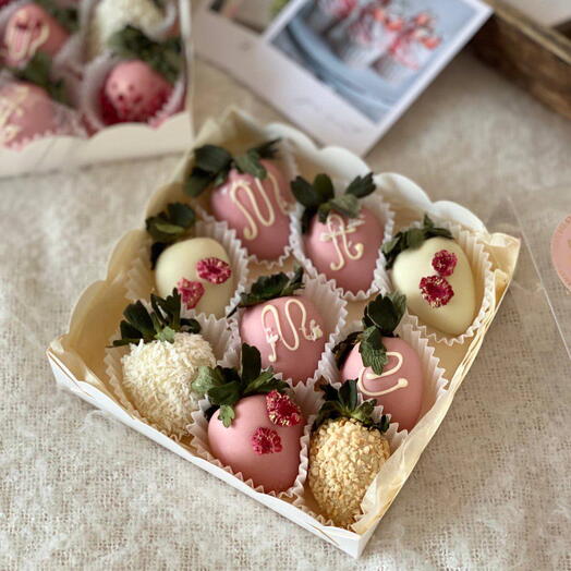 Коробочка клубники в шоколаде «Маме» (12 шт.)