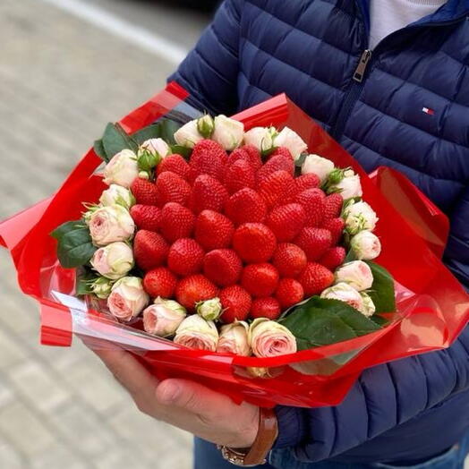 Букет из свежей клубники и кустовых роз «Признание»
