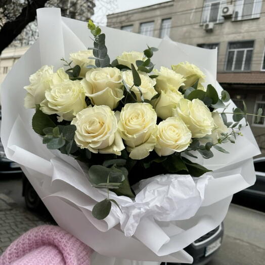 Букет белых роз с эвкалиптом
