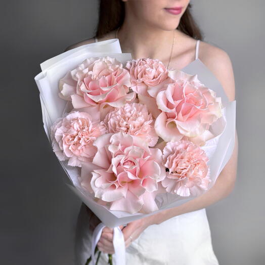 Нежный букет розовые французские розы и диантусы