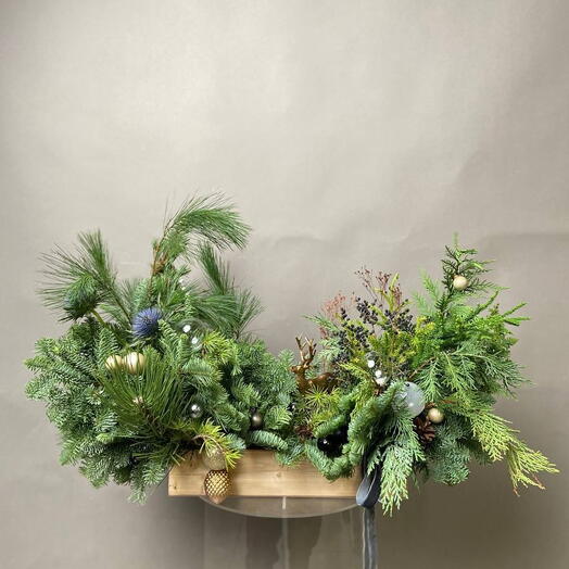 Зимняя композиция из хвои нобилиса и сосны, с эрингиумом