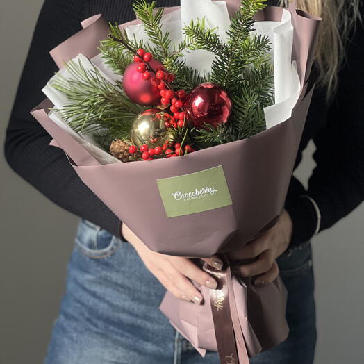 Новогодний букет-банч с хвоей и игрушками