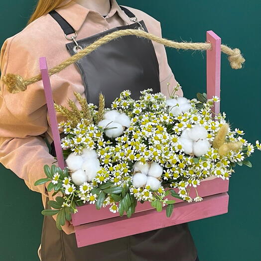 Матрикарии (ромашки) с сухоцветами в розовом деревянном ящике