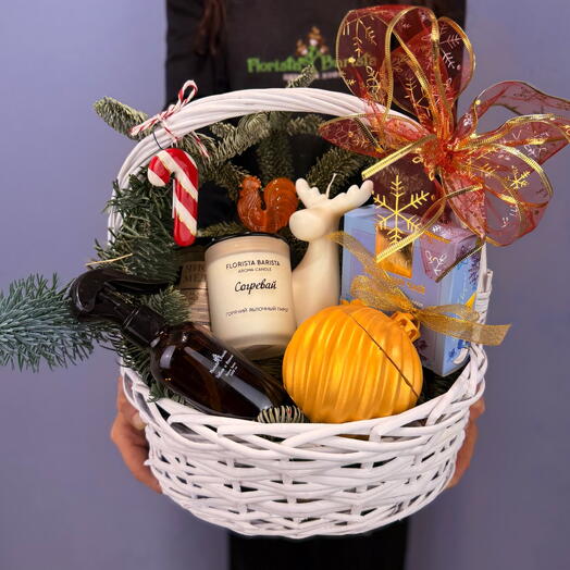Подарочная корзинка с ароматами для дома, чайным набором и игрушками ручной работы