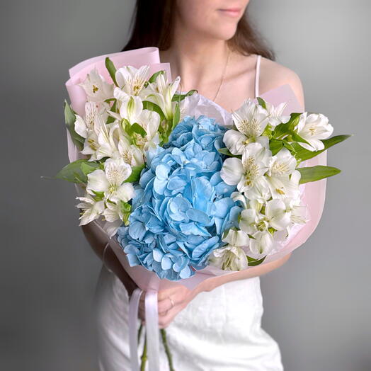 Нежный букет голубая гортензия и альстромерия белая