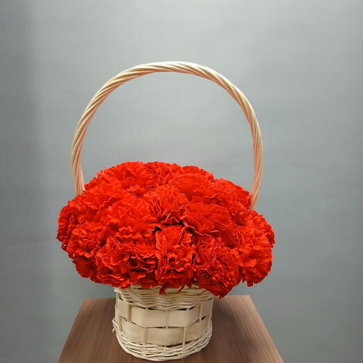 Искусственные цветы, гвоздики красные в корзине