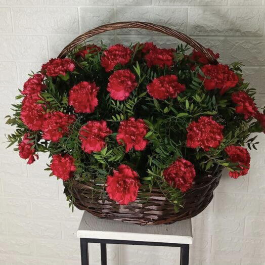 Корзина с гвоздиками и зеленью